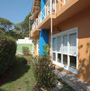 Sala pintada em tons neutros